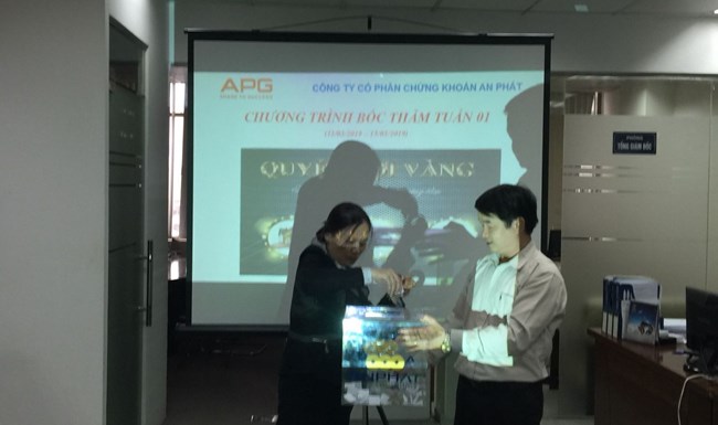 Công ty CP Chứng khoán An Phát(APG) đã tổ chức thành công buổi lễ bốc thăm trúng thưởng đợt 01 (11/03 - 15/03) chương trình “QUYỀN LỢI VÀNG”